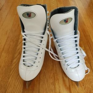 Riedell Ladies figure skate with Quest blades